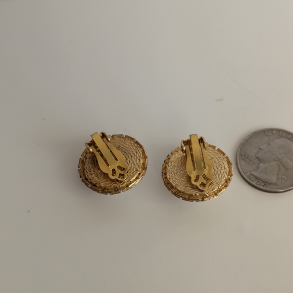 Vintage White Round Earrings Clip On Earrings - Picture 4 of 4